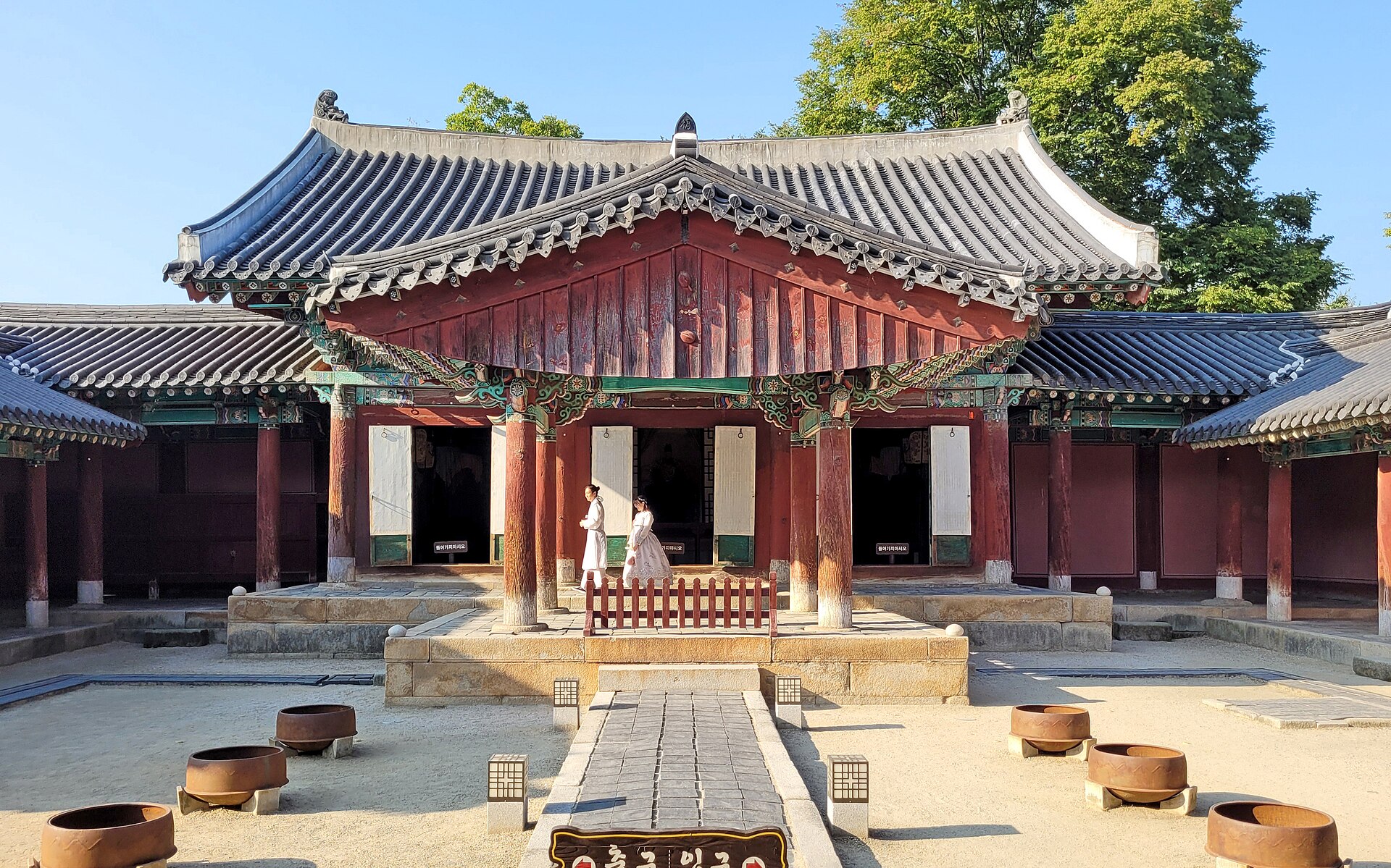 붉은 기둥의 경기전 정전