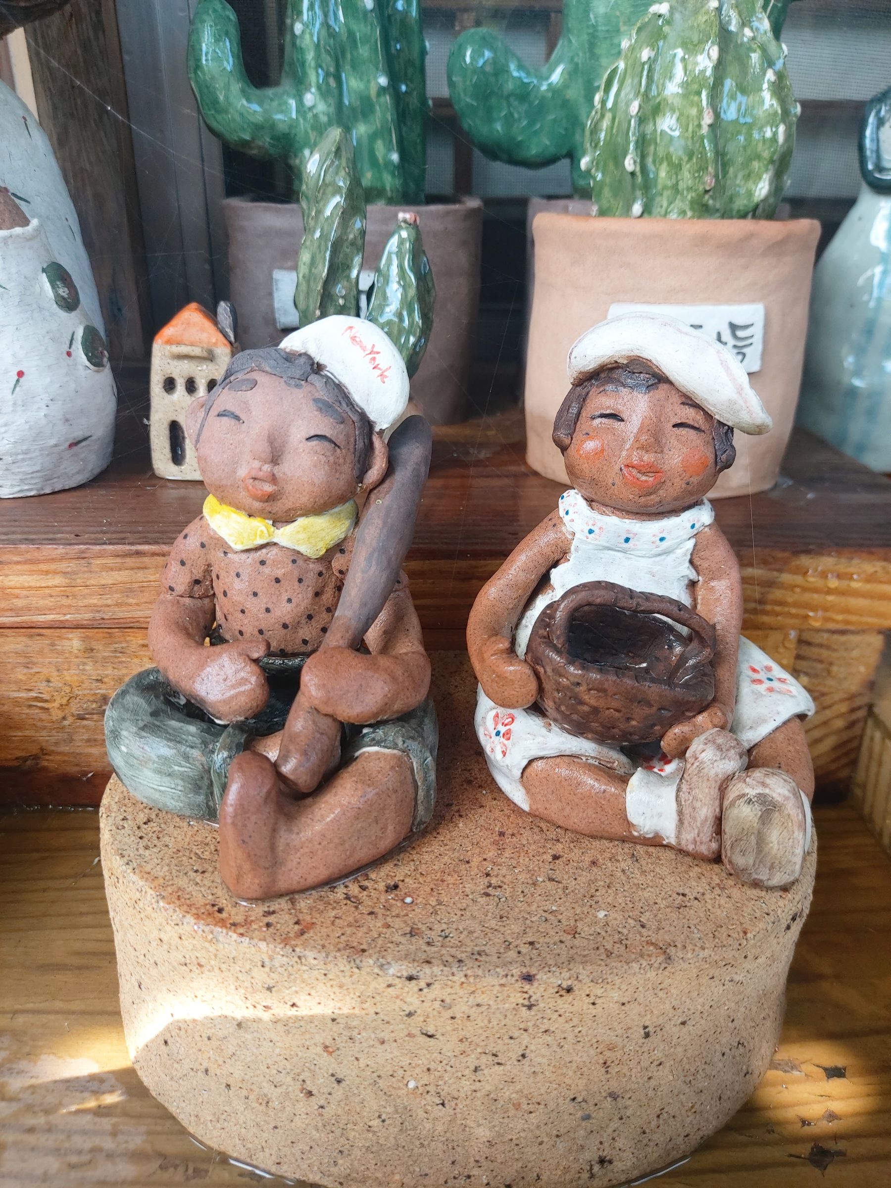 나란히 앉은 두 흙인형